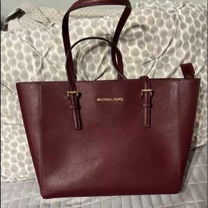Jet Set Medium Saffiano Leather Top-Zip Tote Bag